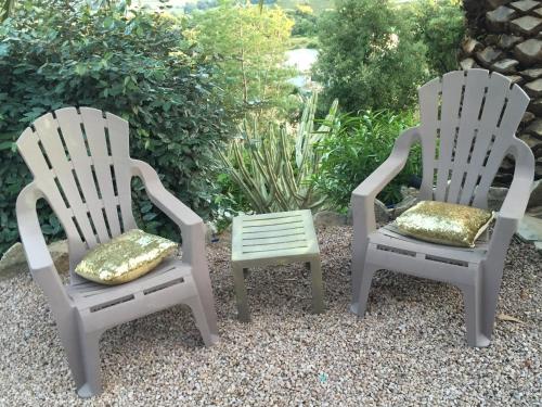 two chairs sitting next to each other in a yard at Residence Paradisu Ajaccio in Appietto