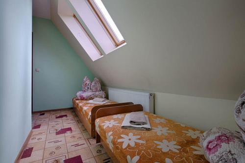 - 2 lits dans une petite chambre avec fenêtre dans l'établissement willa anulka na Hrubym, à Zakopane