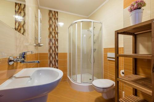 Kamar mandi di Willa Grawit