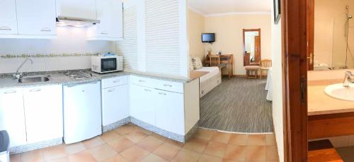 A kitchen or kitchenette at Hotel Spa Bosque mar