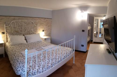 una camera con letto con struttura bianca di Contrada casa vacanze a Vado Ligure