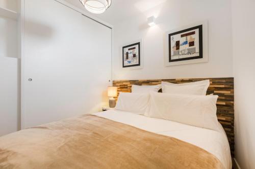 リスボンにあるSantana Apartment by Sublime Housesの白いベッドルーム(大型ベッド1台、白い枕付)
