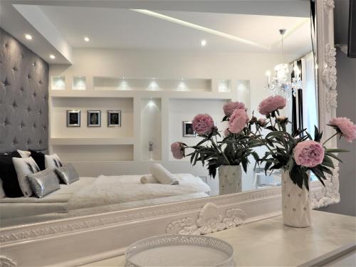 a large white bedroom with a large mirror at VIP Apartamenty Stara Polana 2 in Zakopane