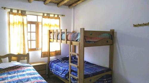 1 dormitorio con 2 literas en una habitación en Casa de Campo Belén - Lunahuaná, en Lunahuaná