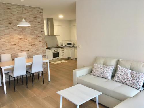 una sala de estar con un sofá y una mesa en APARTAMENTO SAN MIGUEL N.2, en Jarandilla de la Vera