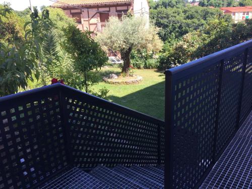 una valla de metal en un balcón con jardín en APARTAMENTO SAN MIGUEL N.2, en Jarandilla de la Vera