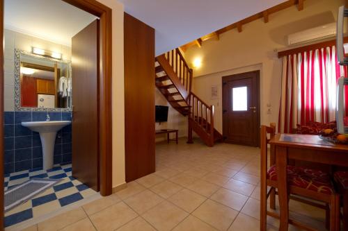 un pasillo con un lavabo y una escalera en una casa en Villa Diamond 2, en Parga
