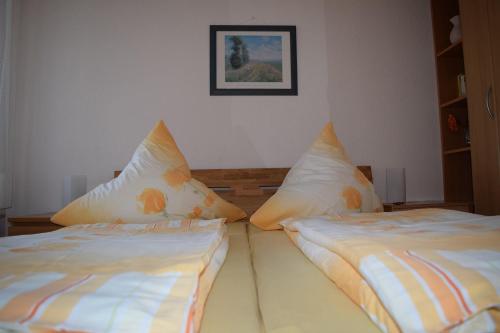 twee bedden naast elkaar in een slaapkamer bij Ferienwohnung Wandelt in Essen