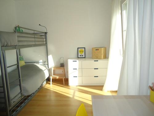 ein Schlafzimmer mit einem Etagenbett und einer Kommode in der Unterkunft Ericeira Vibes in Ericeira