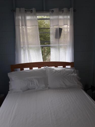 Tempat tidur dalam kamar di Cosy Hut 2