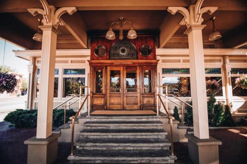 Muka bangunan atau pintu masuk General Palmer Hotel