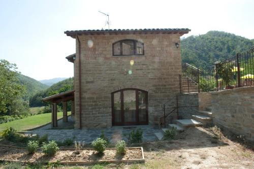 a brick house with a staircase in front of it at Agriturismo Ca' Montioni in Mercatello sul Metauro