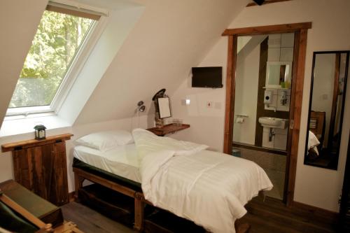 Postel nebo postele na pokoji v ubytování Birchwood Guest Lodge
