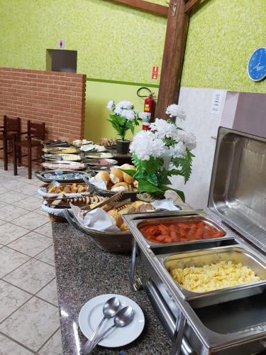 un buffet proposant de nombreux types de plats différents dans l'établissement Pousada Paraiso, à Serra Negra