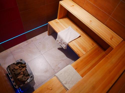 an overhead view of a bathroom with a bench and a table at Dom Weselny Bartpol Family&SPA in Gródek Nad Dunajcem