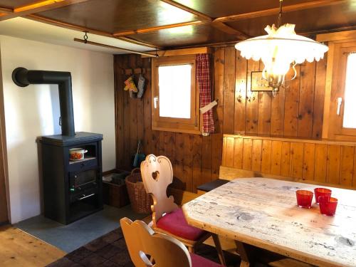 施瓦岑貝格的住宿－UNSER VORSÄSS - Klausberg，一间带桌子和燃木炉的用餐室