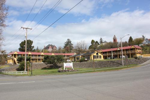 a street with a building on the side of a road at Port Townsend Inn in Port Townsend
