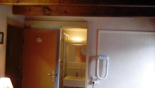 baño con ducha, lavabo y puerta en Grand Chalet Du Lac Du Boreon, en Saint-Martin-Vésubie