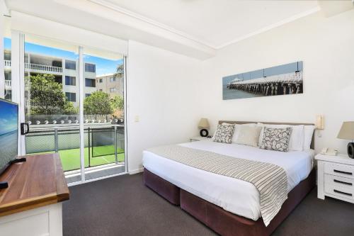 A bed or beds in a room at Aspect Caloundra