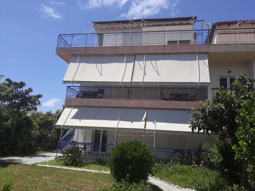 un edificio con balcones en un lateral en Labros Studios, en Kastrosikia