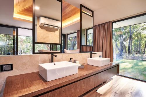 a bathroom with two sinks and a large mirror at Amaroo Retreat & Spa in Mount Helena