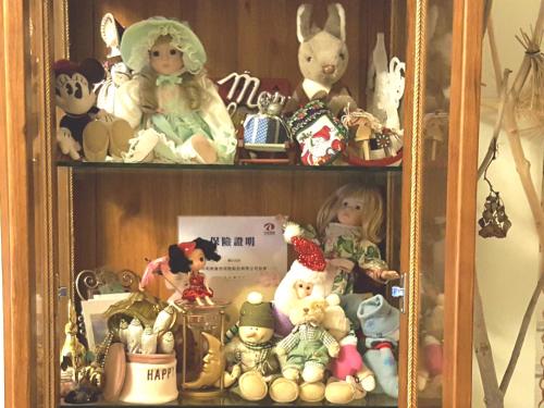 a shelf filled with stuffed animals and toys at Yi Tian Homestay in Fengli