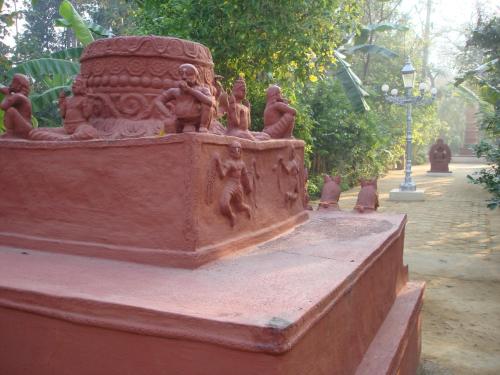 a statue sitting on top of a wall at Indeco Hotels Swamimalai in Kumbakonam