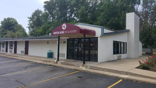 an empty parking lot in front of a building at Mentor Home Inn and Suites in Mentor