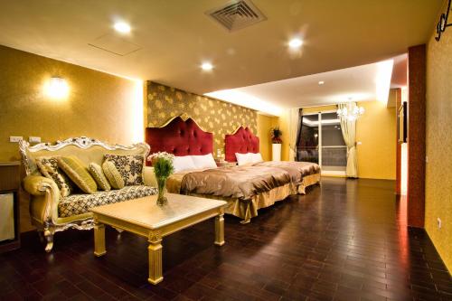 Habitación de hotel con cama y sofá en Formosa Vacation Village Homestay en Renai