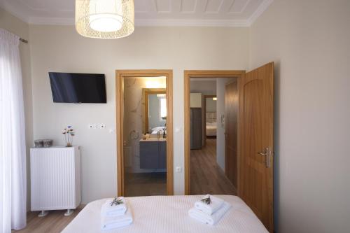 ein Schlafzimmer mit einem Bett, auf dem zwei Handtücher liegen in der Unterkunft Casa di fiori in Lefkada Town