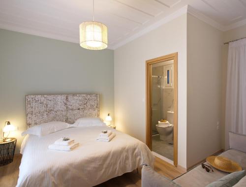 レフカダにあるCasa di fioriの白いベッドルーム(ベッド1台、トイレ付)