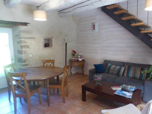 un salon avec un canapé et une table dans l'établissement Kerverh, à Landévant