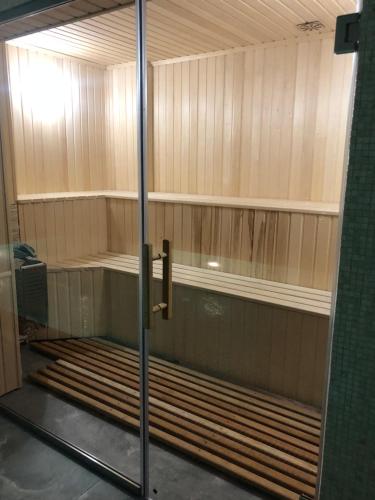 eine Sauna im Innenbereich mit offener Tür in der Unterkunft Astor Hotel & Spa in Bischkek