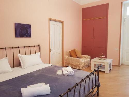 um quarto com uma cama com duas toalhas em Apartment in the heart of Tbilisi em Tbilisi