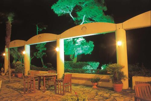 a patio with a table and chairs and green lights at Tabinoyado Ushionoakari Geiboso in Shima