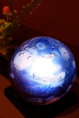a blue glass vase sitting on a table at Tabinoyado Ushionoakari Geiboso in Shima