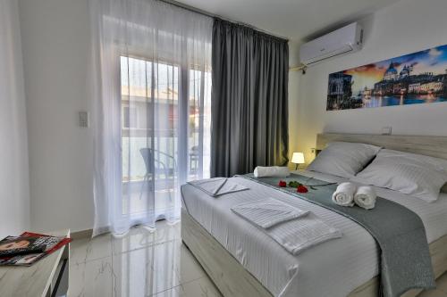 Postel nebo postele na pokoji v ubytování Zara apartmani Sutomore