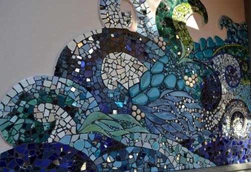 a stained glass design of a fish on a wall at Domus Ars Home & Spa in Massa Lubrense