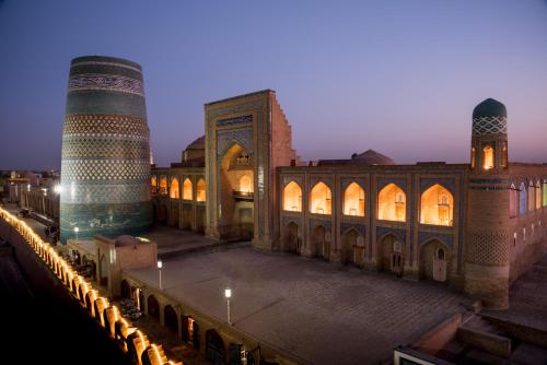 vistas a un edificio con mezquita y minarete en Orient Star Khiva Hotel- Madrasah Muhammad Aminkhan 1855, en Khiva