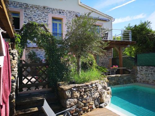 une villa avec piscine et une maison dans l'établissement L'Ours des Corbières - Chambres d'hôtes, à Serviès-en-Val