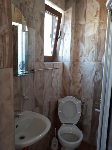 バルチクにあるАпартамент Яворのトイレ、洗面台、鏡のあるバスルーム