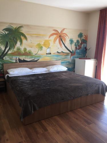エフォリエ・ノルドにあるVila Nusaのベッドルーム1室(壁に絵画が描かれたベッド1台付)