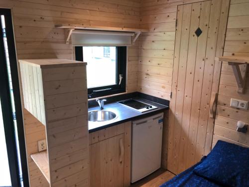 Kuchyň nebo kuchyňský kout v ubytování Camping Ginsterveld