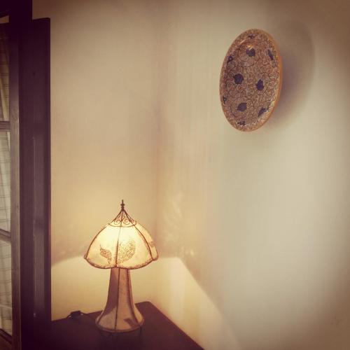 a lamp sitting on a table next to a wall at Casa Lareymora in Algarrobo