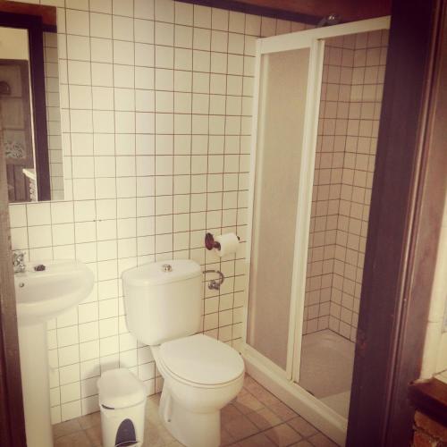 a bathroom with a toilet and a sink and a shower at Casa Lareymora in Algarrobo