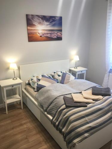 1 dormitorio con 1 cama con 2 mesas y 2 lámparas en Rafael Swinoujscie, en Świnoujście