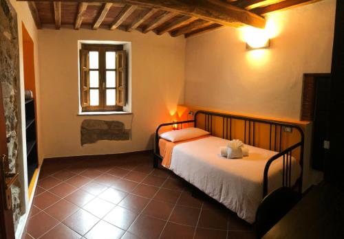 San Martino in FreddanaにあるAgriturismo Il Pinoのベッドルーム1室(ベッド2台、窓付)