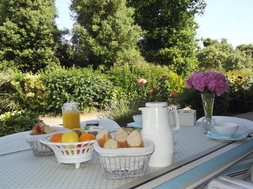 - une table avec des paniers de pain et des fruits dans l'établissement Entre Terre et Mer, à Saint-Jean-de-Monts