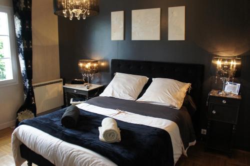 une chambre avec un grand lit avec des serviettes dessus dans l'établissement Entre Terre et Mer, à Saint-Jean-de-Monts