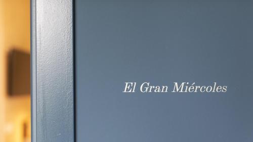 a blue door with the words el gram miracles on it at Hotel Mi Norte in Ribadeo